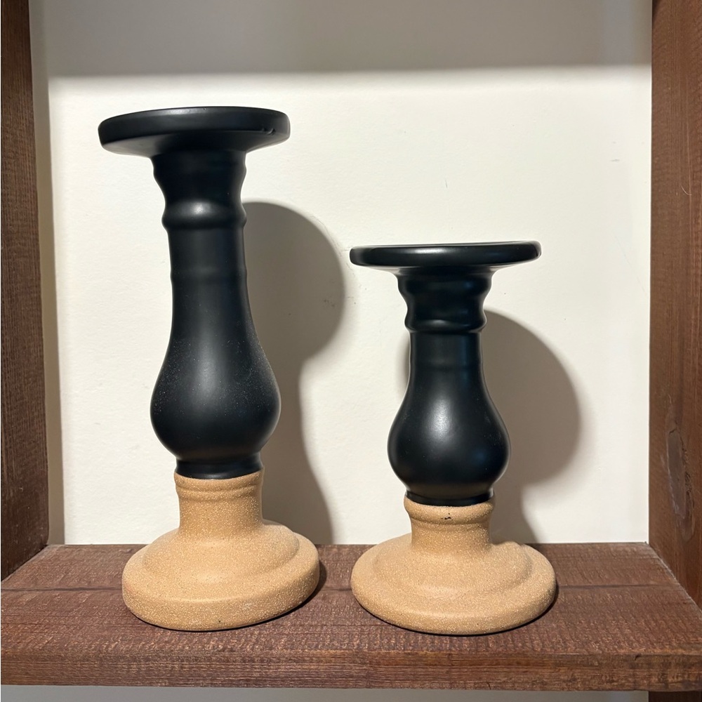 Set of 2 pillar candlesticks
